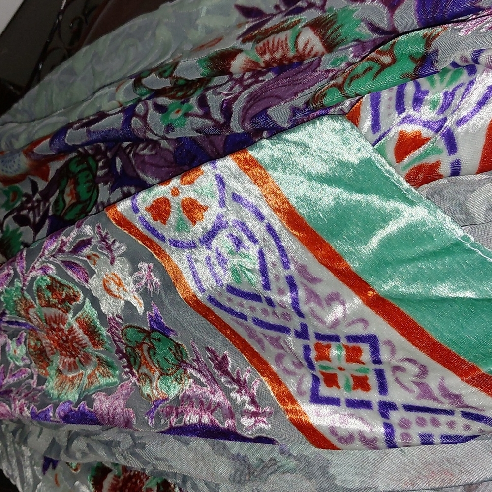 Floral shawl - Picture 3 of 4